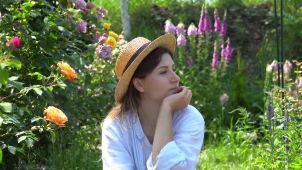 Fiatal Kertész Élvezi Nyári Kert Illatos Virágok Narancs Lady Shalott — Stock videók