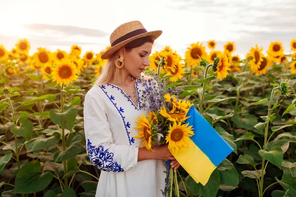 Молодая Женщина Желто Голубым Флагом Украины Подсолнухами Летнем Поле Национальной — стоковое фото