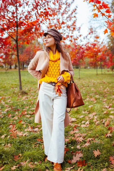 赤い木の間に秋の公園でスタイリッシュな暖かい服を着ている美しい女性の完全なボディ肖像画 女性ファッショナブルな服 モダンアクセサリー — ストック写真
