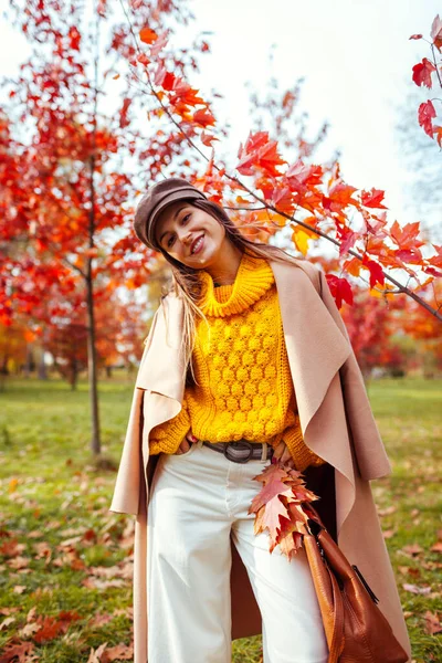 Стильна Жінка Носить Жовтий Светр Пальто Тримає Сумку Червоне Листя — стокове фото