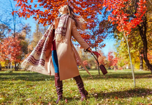 Jovem Mulher Elegante Feliz Sentindo Livre Feliz Andando Parque Outono — Fotografia de Stock