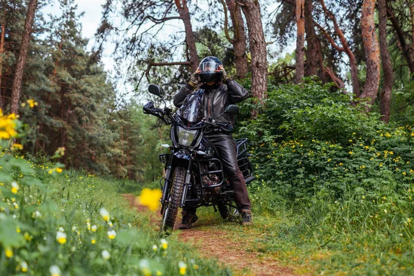Senior Biker Zieht Helm Aus Nachdem Mit Dem Motorrad Sommerwald — Stockfoto