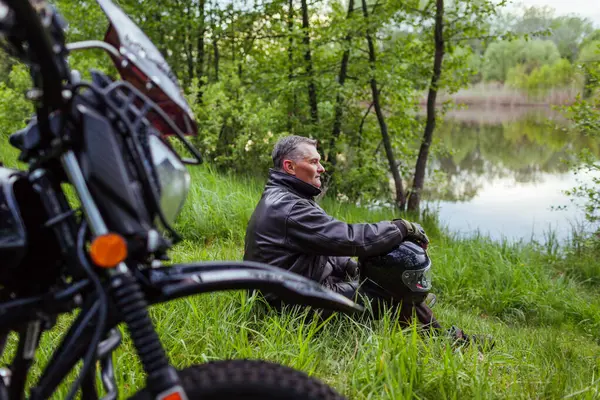 Retrato Motociclista Sênior Relaxante Motobike Livre Homem Usando Jaqueta Couro — Fotografia de Stock