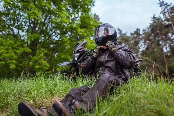 Motorkář Rozepíná Helmu Jízdě Motobikem Letním Lese Muž Koženém Oblečení — Stock fotografie