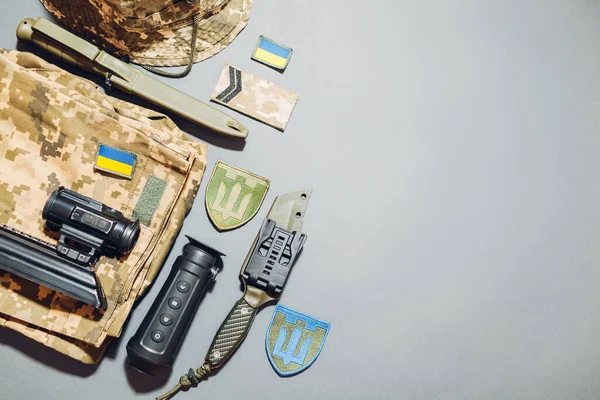 Ukrajinská Vojenská Výstroj Ležela Pozadí Armádní Uniforma Oblečení Příslušenství Termokamera Stock Fotografie