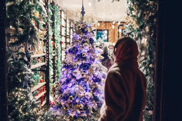 Achteraanzicht Van Vrouw Zoek Naar Winkel Vitrine Versierd Voor Kerstmis — Stockfoto