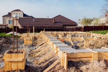 Bina binası. Tahta döşeme ile çevrili beton temeller gelecekteki yeni ev için yapılır. Üs inşa ediliyor. Mimari