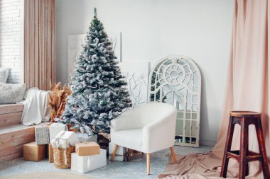 Noel ağacı hediye kutularıyla süslenmiş Noel fotoğraf stüdyosu oturma odası sandalye ve ayna sunar. Yeni yıl iç tasarımı