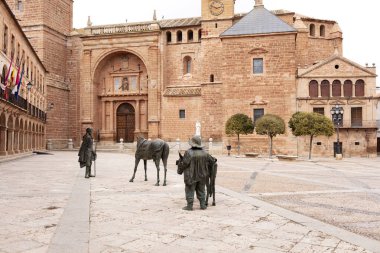Villanueva de los Infantes 'in ana meydanında. Ciudad Real İspanya' da Don Kişot ve Sancho Panza heykelleri var.