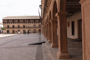 Villanueva de los Infantes 'in ana meydanında. Ciudad Real İspanya' da Don Kişot ve Sancho Panza heykelleri var.