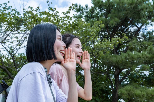 Korean Young Women Hiking Together — Stock Photo, Image