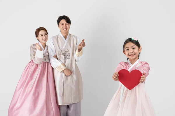 汉博克的韩国家庭 背景为白人工作室 女孩心地善良 — 图库照片