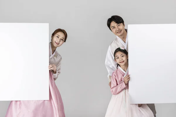Korejská Rodina Hanboku Bílém Pozadí Studia Bílé Držící Prázdné Billboardy — Stock fotografie