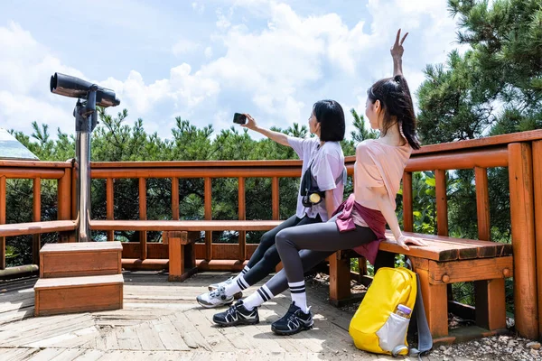 Koreanska Unga Kvinnor Vandrar Och Plogar Tar Selfie — Stockfoto