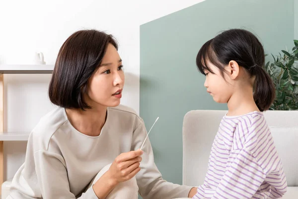 Koreaans Kind Moeder Met Behulp Van Tablet Online Medisch Overleg — Stockfoto