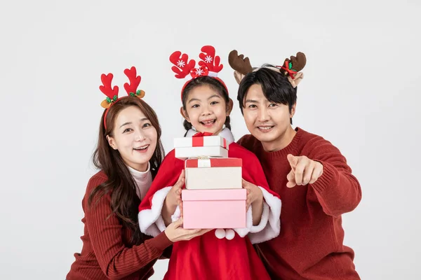 快乐的亚裔韩国家庭在圣诞节的概念 持有礼物 — 图库照片