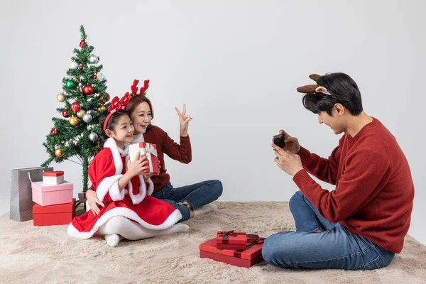 Felice Famiglia Coreana Asiatica Nel Concetto Natale Fare Foto — Foto Stock