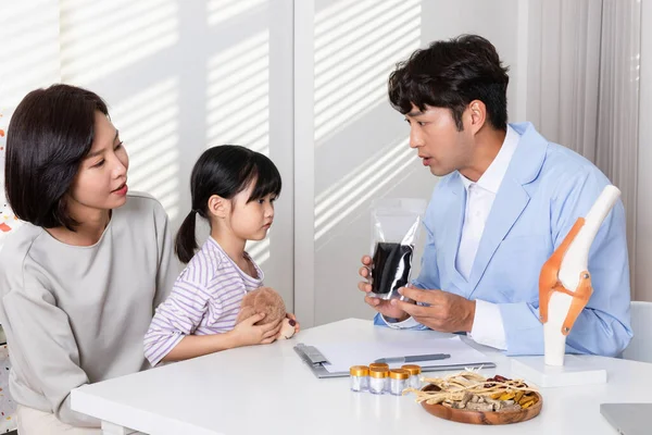 Koreaanse Oosterse Geneeskunde Kliniek Voor Kinderen Concept — Stockfoto