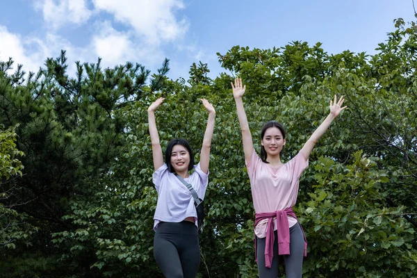 Κορεάτισσες Νεαρές Γυναίκες Κάνουν Πεζοπορία Μαζί — Φωτογραφία Αρχείου