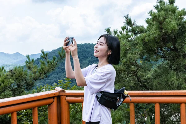 Κορεάτισσα Νεαρή Γυναίκα Πεζοπόρος Λήψη Φωτογραφιών Στο Smartphone — Φωτογραφία Αρχείου