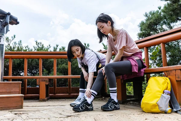 Coreanas Jóvenes Senderismo Tobillo Lesionado —  Fotos de Stock