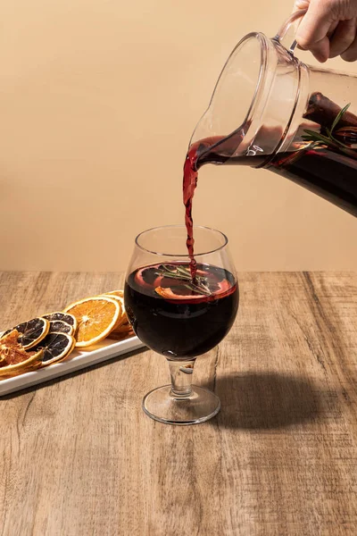 圣诞饮品Vin Chaud 法国发酵葡萄酒配料 肉桂和干果 — 图库照片