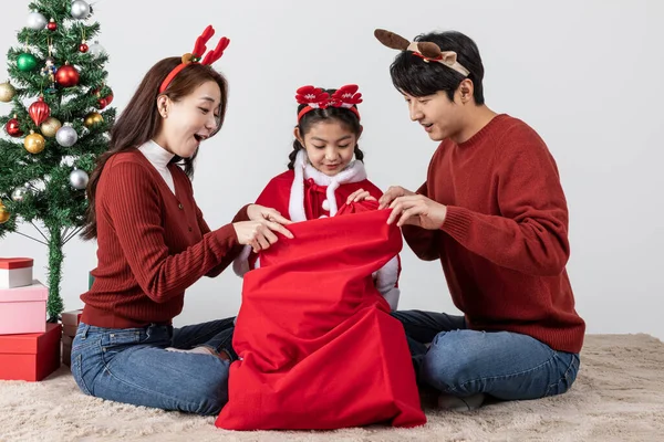 Felice Famiglia Coreana Asiatica Nel Concetto Natale Possesso Regalo — Foto Stock