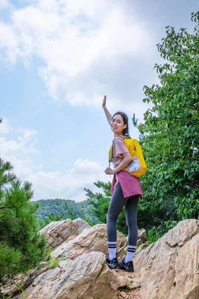Korean Young Woman Hiker Rock — Stock Photo, Image