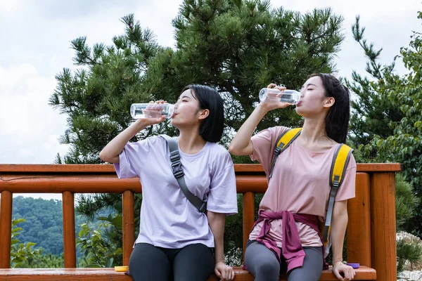 Koreanska Unga Kvinnor Vandring Dricksvatten — Stockfoto