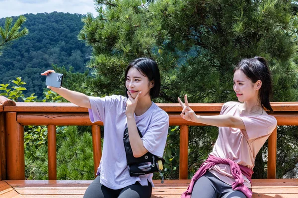 Coreanas Jóvenes Senderismo Correr Tomar Una Selfie —  Fotos de Stock