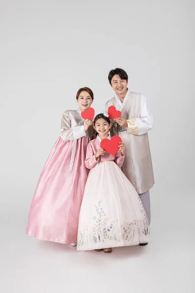 Korejská Rodina Hanboku Proti Bílému Studiu Bílé Pozadí Drží Papírové — Stock fotografie