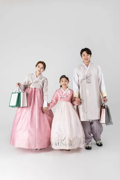 汉博克的韩国家庭 背景为白人工作室 — 图库照片