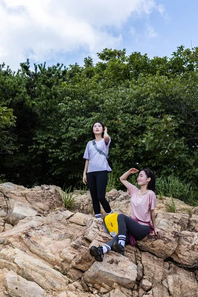 Coreano Giovani Donne Escursionismo Insieme — Foto Stock