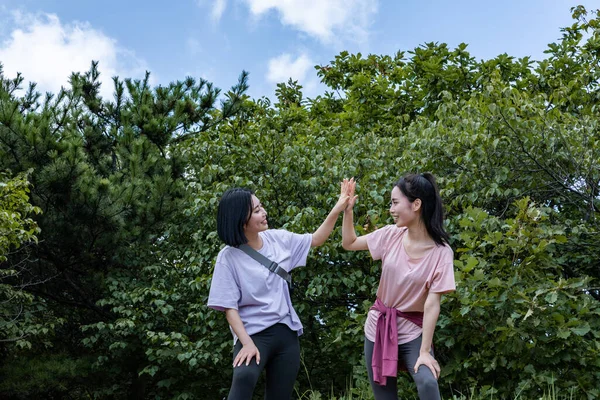 Юные Корейские Женщины Путешествующие Вместе — стоковое фото