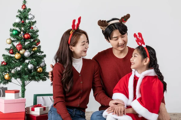 Felice Famiglia Coreana Asiatica Nel Concetto Natale — Foto Stock