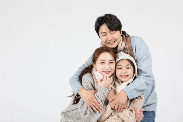 快乐的亚裔韩国家庭 父母和女儿 寒冷的冬季观念 — 图库照片