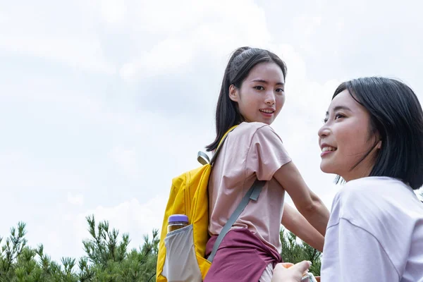 Korean Молоді Жінки Йдуть Разом — стокове фото