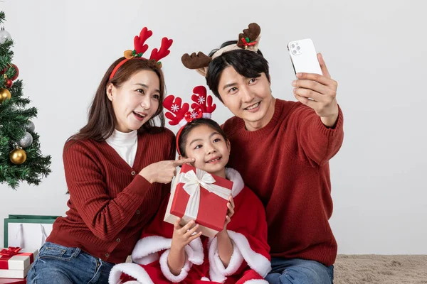 Felice Famiglia Coreana Asiatica Nel Concetto Natale Facendo Selfie — Foto Stock