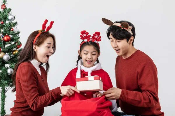Felice Famiglia Coreana Asiatica Nel Concetto Natale Possesso Regalo — Foto Stock