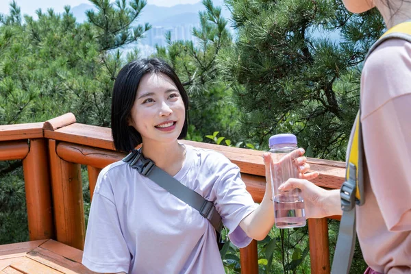 Korean Young Women Hiking Drinking Water — Stock Photo, Image