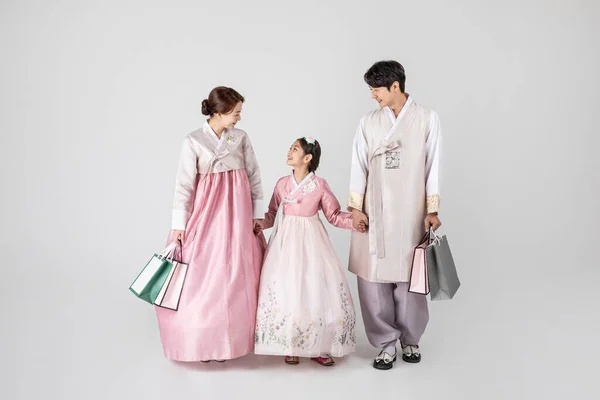 Família Coreana Hanbok Contra Estúdio Branco Fundo Branco — Fotografia de Stock