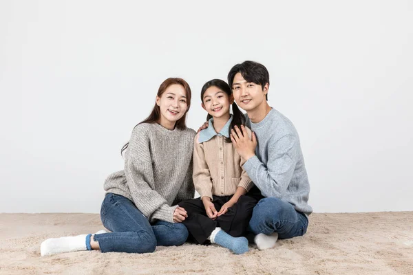 快乐的亚裔韩国人家庭 父母和女儿 — 图库照片