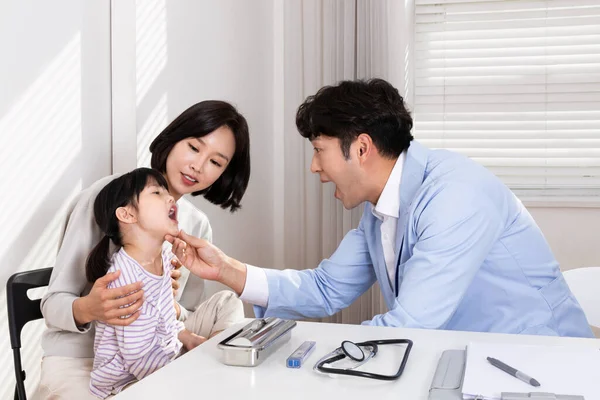 Азиатская Корейская Мать Дочерью Посещающей Врача Клинике — стоковое фото