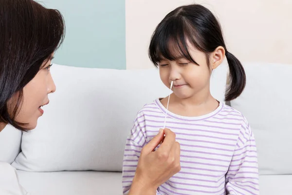 Koreli Çocuk Evde Kendini Test Ediyor — Stok fotoğraf