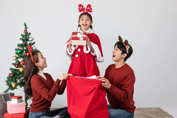 Felice Famiglia Coreana Asiatica Nel Concetto Natale Dando Regalo — Foto Stock