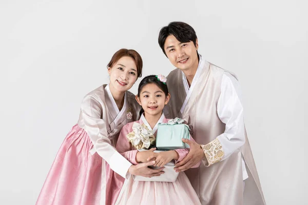 Familia Coreana Hanbok Sosteniendo Regalo Sobre Fondo Blanco Estudio Blanco —  Fotos de Stock