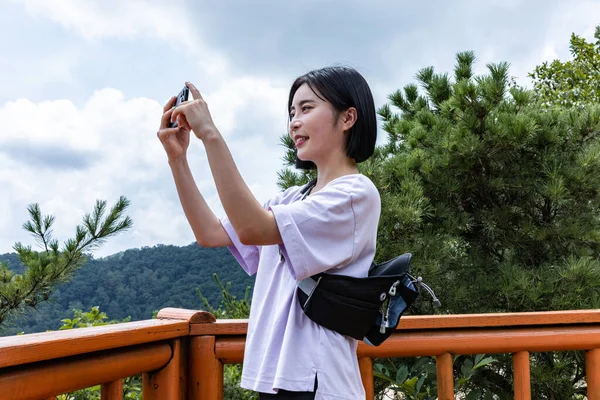 Koreansk Ung Kvinna Vandrare Tar Foto Smartphone — Stockfoto