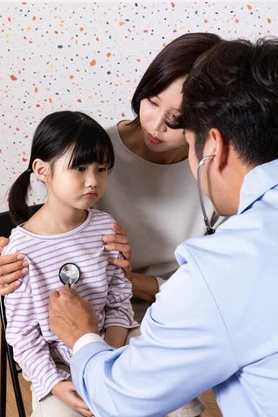 Asiatisk Koreansk Mamma Med Sin Dotter Besöker Läkare Kliniken — Stockfoto