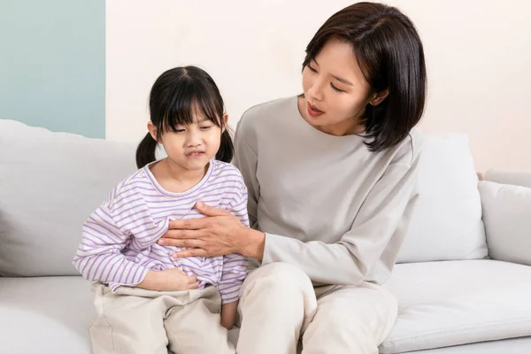 Menina Asiática Tem Uma Febre Mãe Perturbada — Fotografia de Stock