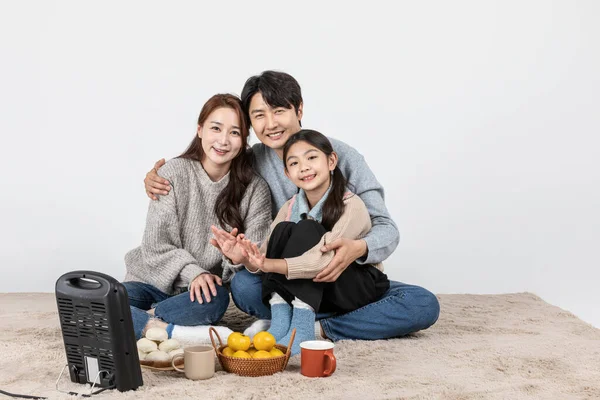 Feliz Asiática Coreana Familia Pasando Tiempo Juntos Calentamiento Ellos Mismos —  Fotos de Stock